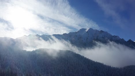 Neblige-Bucegi-Berge-Mit-Sonnenbeschienenen-Gipfeln-Und-Bewaldeten-Hängen,-Ruhige-Naturszene