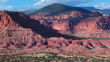 Montañas-Rojas-Y-Rocosas-En-El-Parque-Nacional-Capitol-Reef,-Utah,-EE.UU.