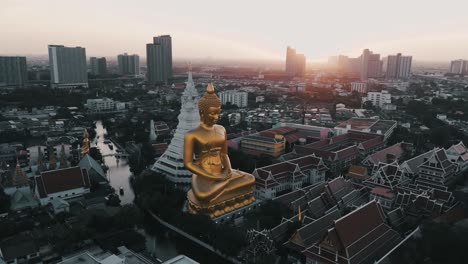 Wat-Paknam-Ist-Eine-Ruhige-Und-Spirituelle-Oase-In-Der-Geschäftigen-Stadt-Bangkok