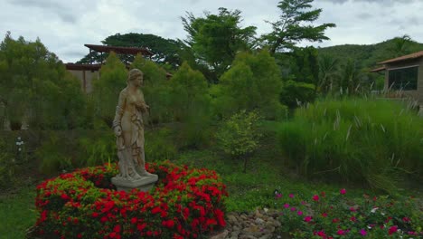 Estatua-De-Estilo-Italiano-En-Un-Colorido-Jardín-De-Flores-Con-Vistas-Panorámicas-Del-Complejo-La-Toscana-En-Ratchaburi,-Tailandia