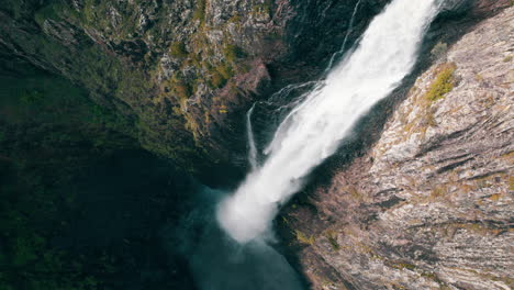 Filmische-Ansicht-Der-Wallaman-Falls,-Queensland