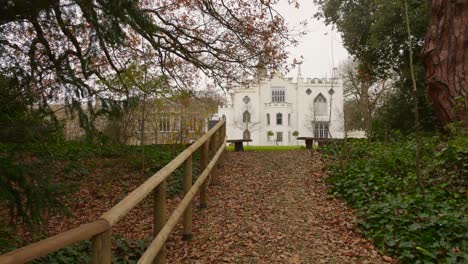 Blick-Von-Einem-Gehweg-Im-Von-Bäumen-Gesäumten-Garten-Des-Strawberry-Hill-House