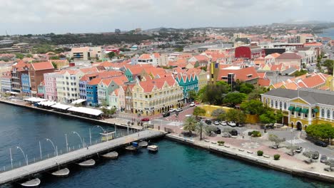 El-Puente-De-Pontones-Queen-Emma-Conecta-Los-Edificios-Frente-Al-Mar-De-Handelskade-Y-Willemstad