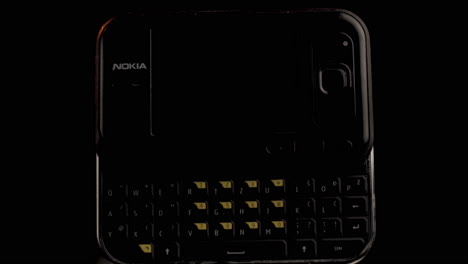 Nokia-6760-Vintage-Slider-Mobiltelefon-Aus-Den-2000er-Jahren,-Nahaufnahme-Auf-Schwarzem-Hintergrund