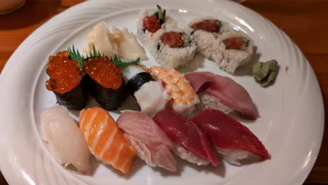 Surtido-De-Sushi-Y-Nigiri,-Comida-Japonesa-De-Mariscos-En-Un-Plato-Blanco.