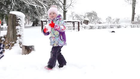 The-children-of-Bernudarz-lived-outside-with-the-snow