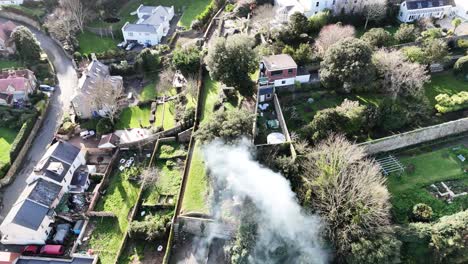 Gartenfeuerrauch-Zieht-über-Der-Überführung-Von-St.-Peter-Port-Guernsey