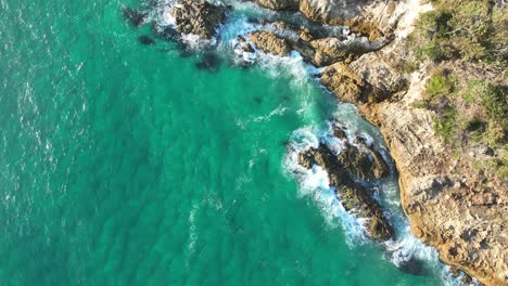 Top-down-Drone-shot-of-Stradbroke-Islands-Rocky-Coast-Line