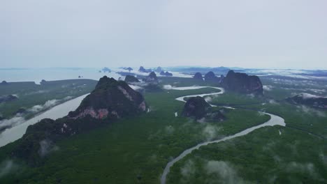 Magníficas-Vistas-Sobre-Los-Manglares-De-La-Bahía-De-Phang-Nga-Con-Montañas-De-Piedra-Caliza-En-Tailandia-Con-Un-Dron-Aéreo