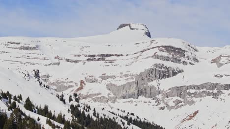 Unberührte-Winterlandschaft-Zwischen-Den-Gipfeln