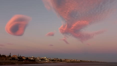 Rötliche-Grundwolke,-Die-Am-Ende-Des-Tages-Entsteht-Und-Die-Form-Eines-Ohres-Hat