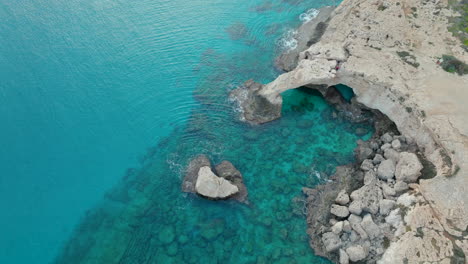 Puente-Del-Amor-O-Puente-Del-Amor-En-Chipre---Puente-Rocoso-Natural-En-Cabo-Greco,-Cerca-De-La-Ciudad-De-Ayia-Napa