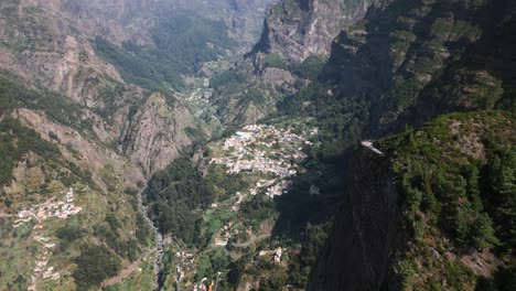 Pequeño-Pueblo-En-Un-Valle-Verde-En-Madeira,-Bosque-Verde,-Paisaje-De-Montaña-Verde,-Portugal,-Drone,-Aéreo
