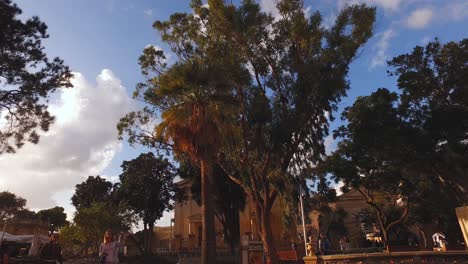 Spaziergang-Durch-Die-Bögen-In-Den-Wunderschönen-Oberen-Barrakka-Gärten-In-Valletta,-Malta-An-Einem-Strahlend-Sonnigen-Tag