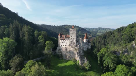 Bran-Castle-in-Romania,-a-Historic-Tourist-Attraction-in-the-Carpathians---Aerial-4k-Circling