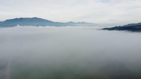 Clip-Cinematográfico-De-Drones-Volando-Sobre-Una-Gran-Masa-De-Nubes-Y-Un-Valle-En-El-área-De-Neblina,-Machachi,-Ecuador