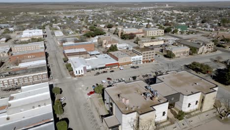 Downtown-Sweetwater,-Texas-with-drone-video-moving-in