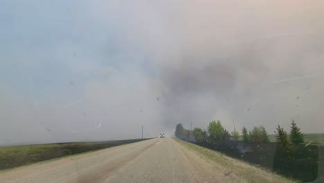 POV-Aus-Einem-Auf-Der-Straße-Fahrenden-Auto-Mit-Blick-Auf-Den-Rauch-Eines-Waldbrands