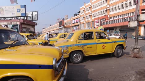 El-Taxi-Amarillo-Y-La-Estación-Sealda-Continúan-Llevando-La-Larga-Tradición-De-Kolkata.