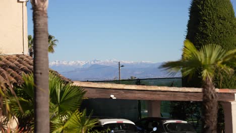 Montañas-Nevadas-De-Los-Alpes-Marítimos-Vistas-Desde-Cannes-Francia-En-Un-Día-Soleado,-Tiro-Medio-Portátil