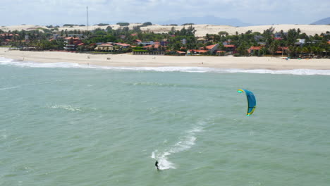 Vista-Aérea-De-Personas-Practicando-Kitesurf,-Cumbuco,-Ceará,-Brasil.