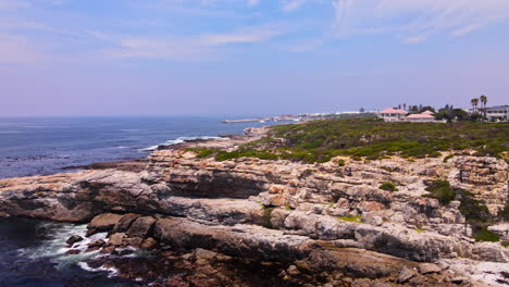 El-Elevador-Aéreo-Diagonal-Revela-Las-Propiedades-De-Hermanus-En-La-Pintoresca-Costa