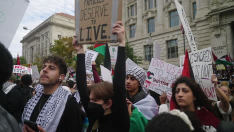 Una-Multitud-De-Manifestantes-Pro-Palestinos-Animando-Y-Participando-En-La-Marcha-En-Washington.