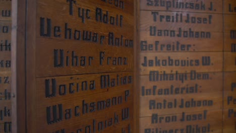 Nahaufnahme-Der-Namen-Der-Verstorbenen-österreichisch-ungarischen-Soldaten-Im-1.-Weltkrieg-An-Der-Isonzofront