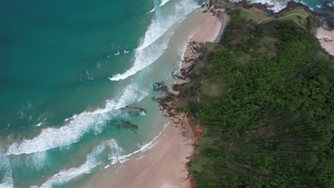 Türkisfarbenes-Meerwasser-Und-Landzunge,-Broken-Head-Beach-In-Byron-Bay,-NSW,-Australien-–-Drohnenaufnahme