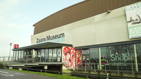 Auto-Fährt-An-Der-Vorderseite-Des-Zaans-Museums-In-Den-Niederlanden-Vorbei,-Statische-Aufnahme