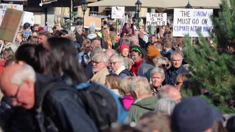 Multitud-De-Personas-Con-Carteles-En-Una-Manifestación-De-Protesta-Por-El-Clima-En-Estocolmo,-Suecia