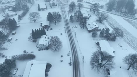 Vista-Aérea-De-Pájaros-Sobre-Un-Pueblo-Cubierto-De-Nieve-En-América