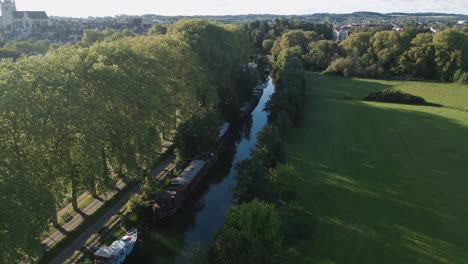 Bourgogne-Dole-Drohnenvideo-Des-Alten-Kanals-An-Einem-Sonnigen-Tag