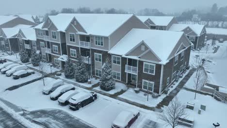 Fallende-Schneeflocken-Bedecken-Dach-Und-Straße-Eines-Amerikanischen-Viertels