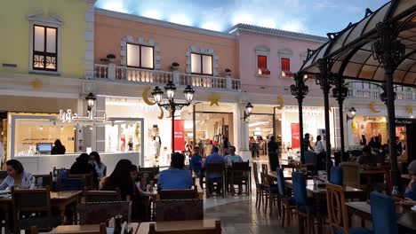 Gente-En-Restaurantes-Y-Tiendas-Del-Centro-Comercial-Villaggio,-Doha-Qatar-Bajo-Un-Cielo-Artificial.