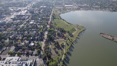 Una-Toma-De-Drones-De-Alto-Vuelo-En-4k-Del-Lago-Sloan,-El-Lago-Más-Grande-De-La-Ciudad-De-Denver,-Colorado,-Y-Hogar-Del-Segundo-Parque-Más-Grande-De-La-Ciudad,-Y-Una-Gran-Variedad-De-Actividades-Al-Aire-Libre.