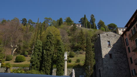 Statue-At-The-Torre-delle-Arti-In-Bellagio,-Como-Province,-Italy
