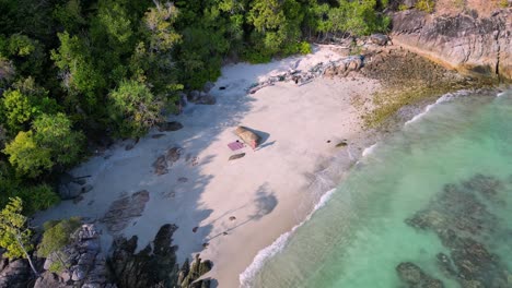 rocks-lonely-sandy-beach-koh-lipe-island-thailand
