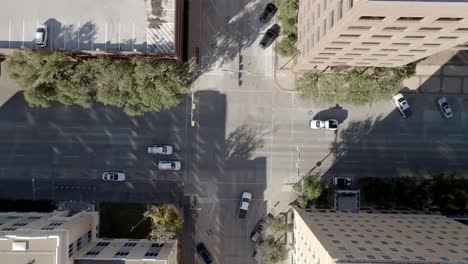 Traffic-intersection-with-cars-moving-in-Abilene,-Texas-and-drone-video-overhead-looking-down