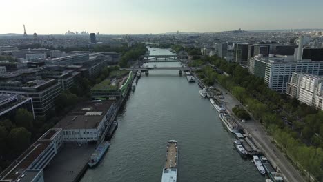 Boat-navigating-along-Quai-d'Austerlitz-on-Seine-River,-Paris-cityscape,-France
