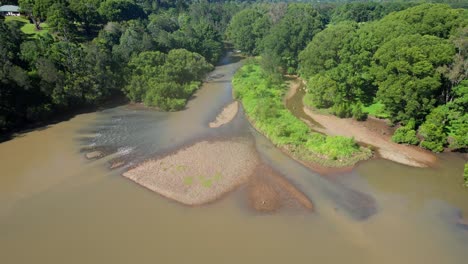 Río-Y-Exuberante-Vegetación-En-El-Valle-De-Currumbin,-Gold-Coast,-Queensland,-Australia---Disparo-De-Drone