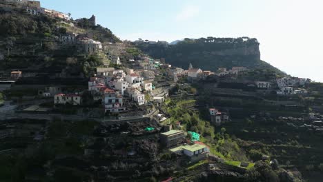 Pogerola-Dorf-In-Amalfi-Mit-Terrassierten-Hängen-Und-Gebäuden,-Luftaufnahme