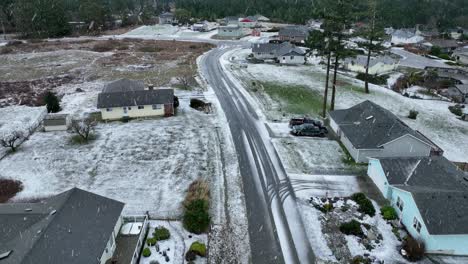 Nieve-Cayendo-Sobre-La-Helada-Carretera-De-Washington,-Peligrosa
