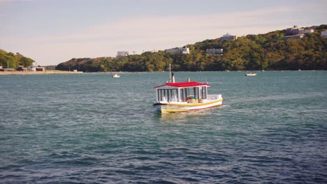 Süßes-Kleines-Boot-Kommt-In-Der-Toba-Bucht-An,-Um-An-Der-Ama-Perlentauchvorführung-Teilzunehmen-(4K)