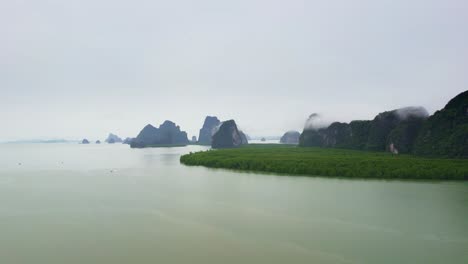 Malerische-Aussicht-über-Die-Gewässer-Der-Bucht-Von-Phang-Nga-In-Thailand-Mit-Mangroven-Entlang-Der-Küste