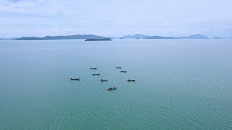 Botes-De-Cola-Larga-En-Las-Aguas-De-La-Bahía-De-Phang-Nga-Con-Vistas-Aéreas-Panorámicas-Del-Mar.