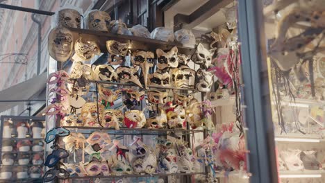 Máscaras-Venecianas-Expuestas-En-Escaparate-De-Boutique.