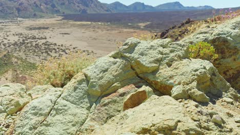 Blick-über-Den-Rand-Einer-Klippe-Mit-Steilem-Hang-Im-Teide-Nationalpark,-Handaufnahme