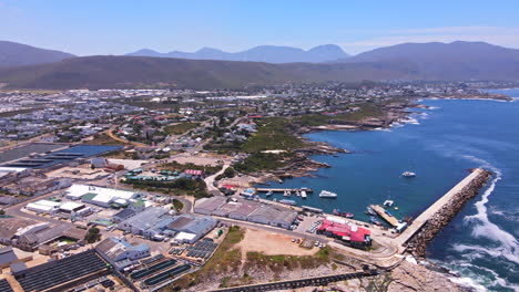 Vista-De-Drone-Sobre-El-Nuevo-Puerto-Y-La-Costa-De-Hermanus,-Overstrand,-Cabo-Occidental