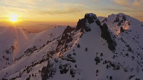 Goldener-Sonnenuntergang-über-Dem-Gipfel-Des-Tigaile-Mari-In-Den-Ciucas-Bergen,-Verschneite-Landschaft